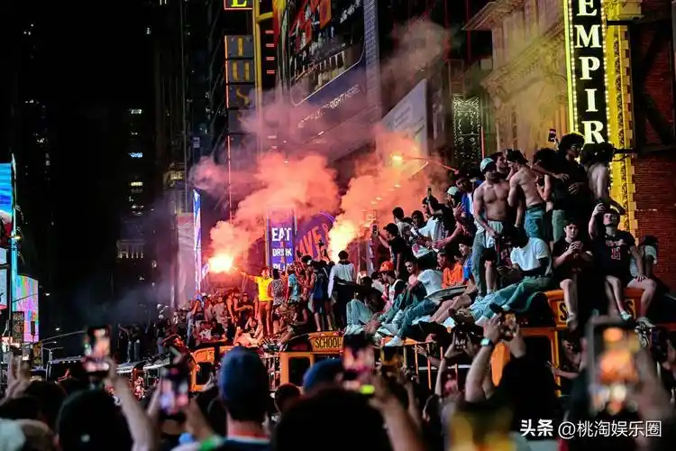 纽约万人空巷！世界杯之外，尼克斯式夺冠庆典或成足球城新标配