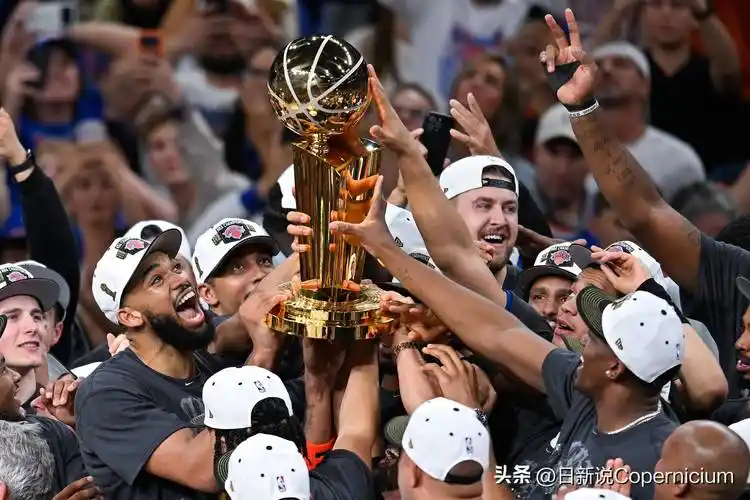 纽约尼克斯捧杯巡游：25年等待终圆梦，篮球麦加再现荣光